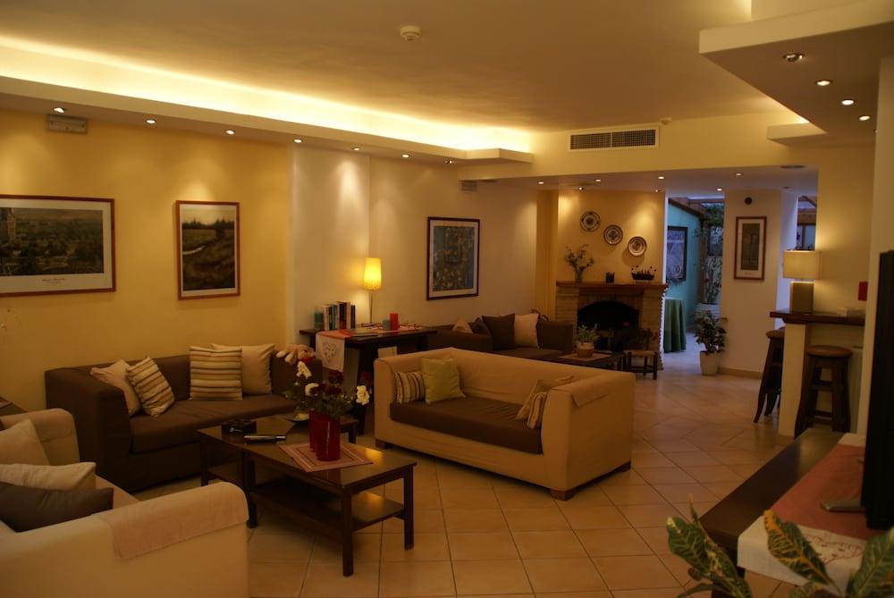 Yria Hotel