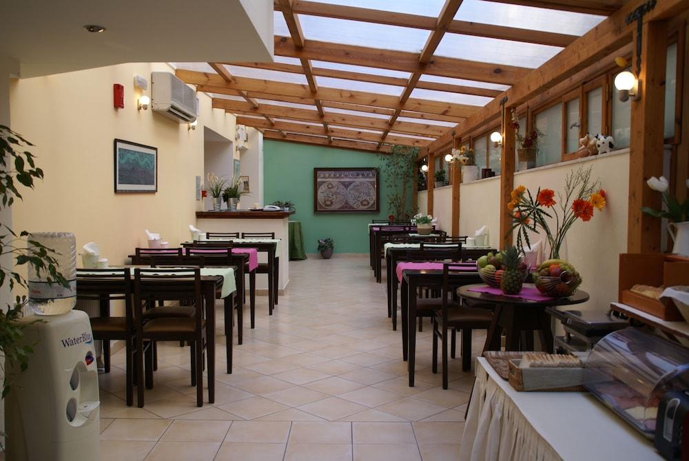 Yria Hotel